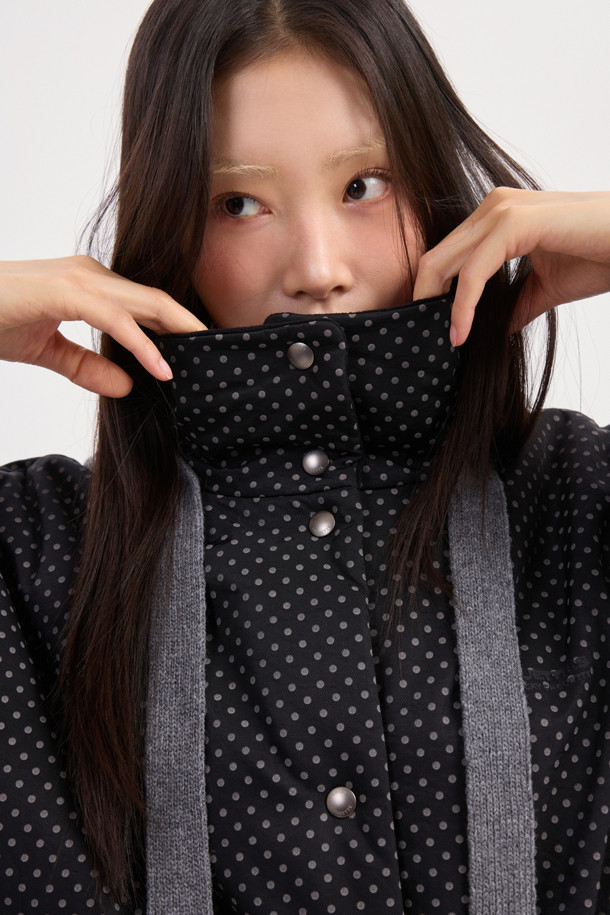 LUCKY CHOUETTE (럭키슈에뜨)의 Chouetties (슈에티) 헴 프릴 패딩 점퍼는 여성스러운 캐주얼룩을 연출하기 좋은 겨울 아우터입니다. 멀티 컬러의 도트와 체크 패턴이 돋보이며, 오버핏으로 편안한 착용감을 선사합니다. 밑단 셔링 디테일과 스트링 조절 기능으로 다양한 스타일 연출이 가능하며, 넉넉한 두께감으로 따뜻하게 착용할 수 있습니다. 일상, 여행룩, 걸리시, 미니멀 스타일 모두 소화 가능한 아이템입니다. 나일론 소재와 스냅 여밈 방식으로 제작되었으며, 솔리드 안감과 긴 소매 기장이 특징입니다.
