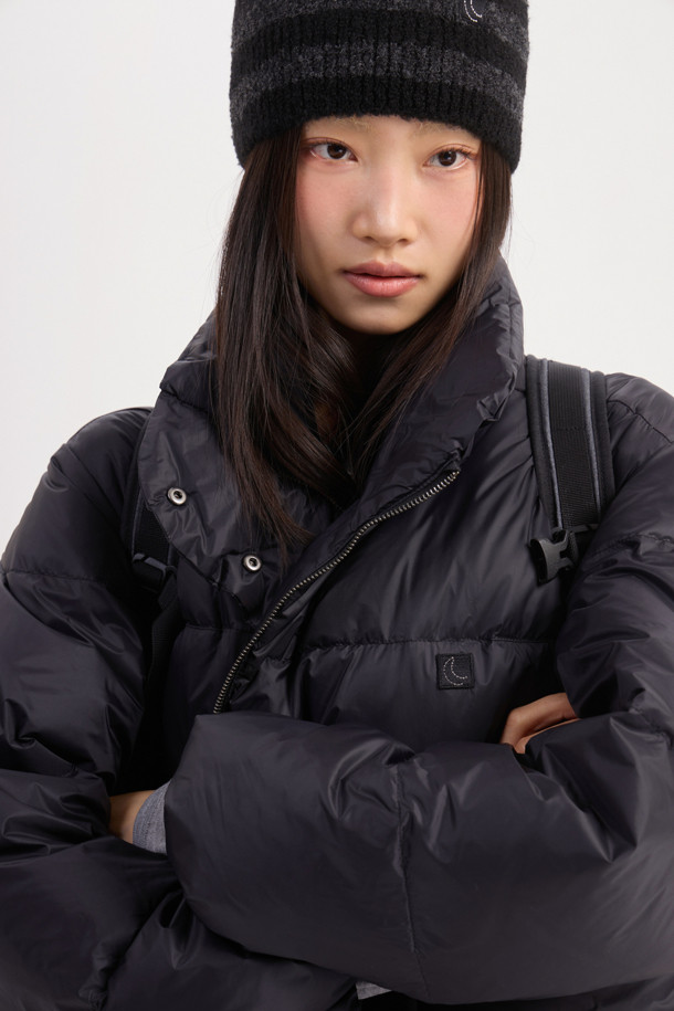 럭키슈에뜨의 Chouetties(슈에티) 크롭 덕다운 점퍼는 겨울철 캐주얼 스타일을 완성하는 여성 의류입니다. 블랙 색상의 무지 디자인으로, 은은한 광택감이 돋보이며 루즈핏의 편안한 착용감을 선사합니다. 덕다운(솜털 80%, 깃털 20%) 충전재(240g)와 빅 아웃포켓, 럭키 크레센트 문 모티브 와펜 디테일이 특징입니다. 지퍼와 스냅 버튼으로 여밈이 가능하며, 긴 소매와 두꺼운 두께감으로 보온성을 높였습니다. 일상에서 따뜻하고 스타일리시하게 연출할 수 있는 아이템입니다.
