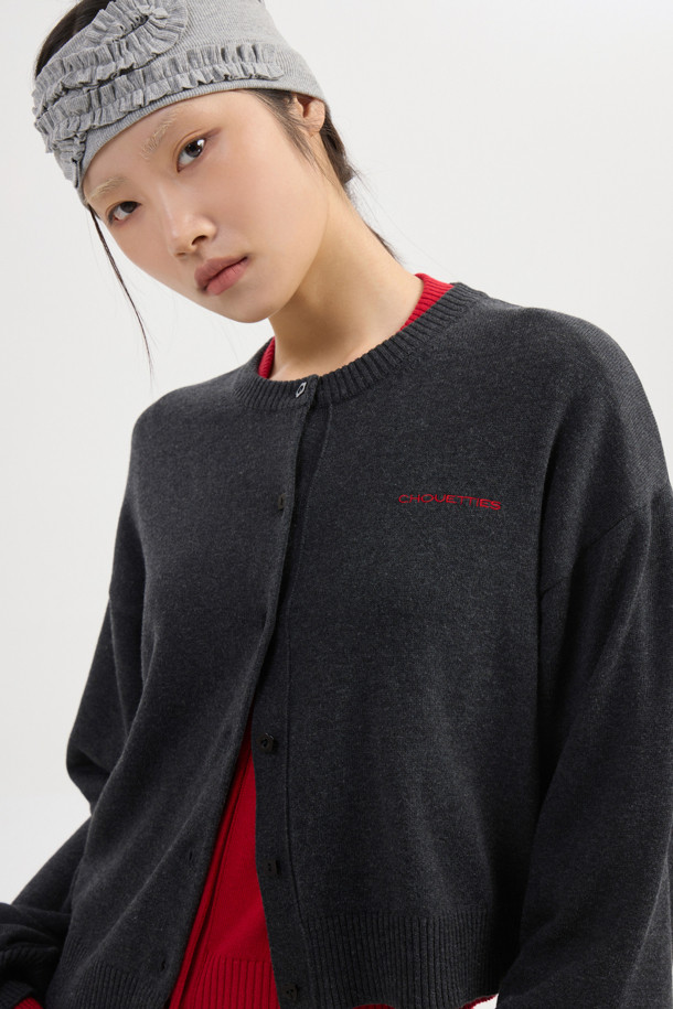 Chouetties by LUCKY CHOUETTE(슈에티 바이 럭키슈에뜨)_언밸런스 니트 가디건(다크 그레이)은 캐주얼한 스타일의 여성 니트 가디건입니다. 가을, 겨울에 착용하기 좋으며, 라운드넥에 루즈핏으로 편안하게 연출할 수 있습니다. 다크 그레이 컬러의 중간 두께 니트 소재로 제작되었으며, 언밸런스한 기장과 자수 레터링 포인트가 특징입니다. 세 가지 모양의 단추 디테일로 포인트를 더했으며, 데일리룩, 카페룩, 쇼핑룩 등 다양하게 활용 가능합니다. 아크릴과 코튼 혼방 소재로 제작되어 부드러운 촉감을 선사합니다.
