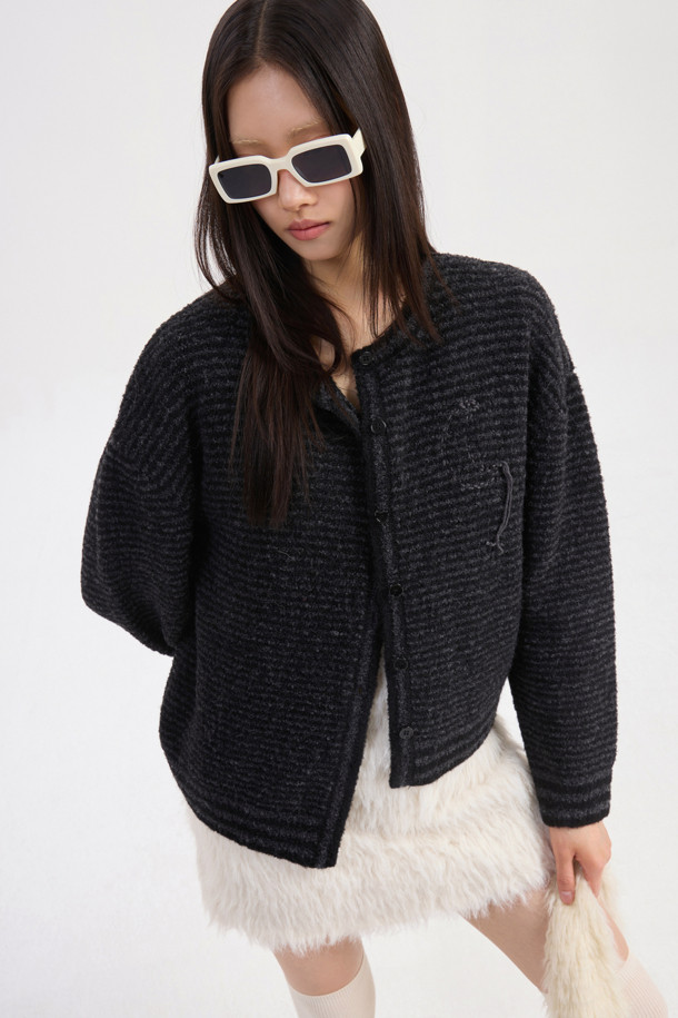 LUCKY CHOUETTE (럭키슈에뜨)의 Chouetties Unbalance Stripe 니트 가디건 (블랙)입니다. 울 소재의 두꺼운 두께감으로 가을, 겨울 시즌에 따뜻하게 착용할 수 있습니다. 캐주얼 스타일의 라운드넥 긴소매 크롭 기장 니트 가디건으로, 언밸런스한 기장과 스트라이프 패턴이 특징입니다. 싱글 버튼 여밈 방식이며, 럭키 슈에뜨의 시그니처, Lucky Crescent Moon 자수 포인트와 하트 모양 버튼 디테일로 포인트를 더했습니다. 데이트룩, 모임룩 등 다양한 TPO에 캐주얼, 클래식, 미니멀 스타일로 연출하기 좋습니다.
