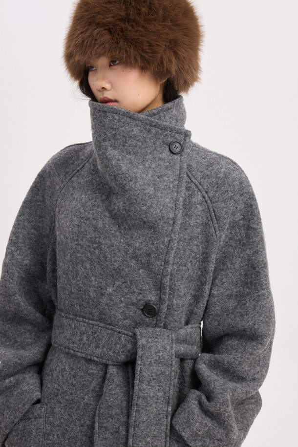 세련된 무드의 여성용 "Asymmetry Collar Long Coat" (그레이)입니다. 울 소재로 제작되어 부드럽고 폭신한 촉감과 함께 가을, 겨울 시즌 따뜻하게 착용할 수 있습니다. 비대칭 카라 디자인과 롱 기장, 여유로운 스트레이트 핏으로 스타일리시함과 모던함을 동시에 연출합니다. 안감에는 "LUCKY" 로고 패턴이 더해져 고급스러운 포인트를 더했으며, 앞 중심 단추 클로징으로 간편하게 착용 가능합니다. 출근룩, 오피스룩, 모임룩 등 다양한 TPO에 클래식, 미니멀, 시크한 스타일로 연출해보세요.
