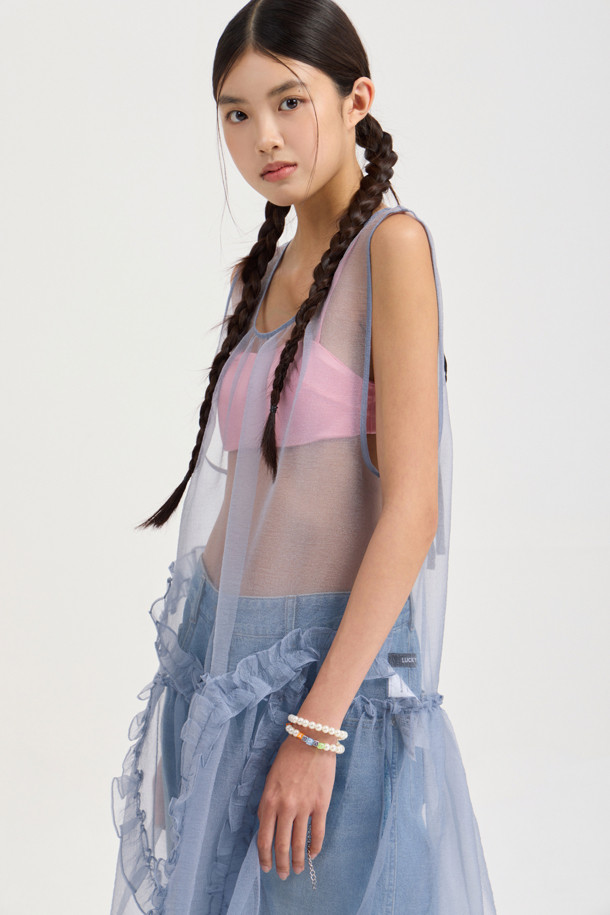 슬리브리스 레이어링 프릴 드레스 (grey)는 오간자 소재의 여성용 민소매 원피스입니다. 비대칭 셔링 디테일과 뒤 테이프 장식이 유니크한 스타일을 연출하며, 얇고 비침이 있는 레이어드 스타일로 시원하게 착용할 수 있습니다. 라운드 넥 디자인에 루즈핏으로 편안함을 더했으며, 봄, 여름 시즌 데이트룩, 카페룩, 여행룩 등 다양한 TPO에 활용하기 좋습니다. 미니멀, 로맨틱, 시크한 무드를 동시에 즐길 수 있는 아이템입니다.
