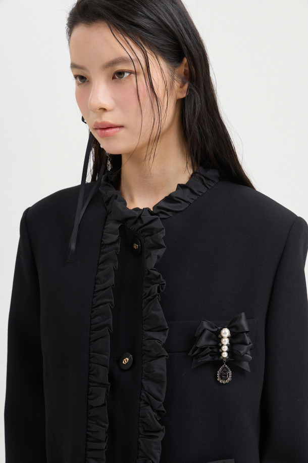 [Atelier] 라운드넥 프릴 트위드 재킷 (블랙)은 가을과 겨울, 당신의 우아함을 돋보이게 해 줄 여성용 아우터입니다. 클래식하고 우아한 스타일을 강조하며, H라인 핏과 톤온톤 블랙 컬러로 시크한 매력을 더합니다. 울 소재에 두꺼운 두께감으로 따뜻함을 선사하며, 라운드넥과 프릴 디테일이 여성스러운 포인트를 더합니다. 어깨 패드, 셔링 디테일, 비대칭 포켓, 로고 패턴 안감, 스트라이프 소매 안감 등 섬세한 디테일이 돋보이는 이 재킷은 오피스룩, 모임룩, 연말 모임룩까지 폭넓게 활용 가능합니다.
