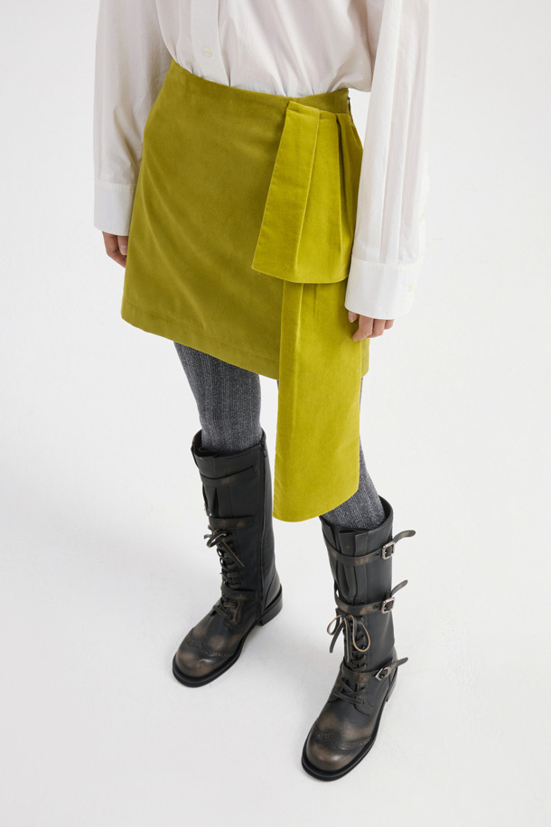 리본 포인트 스웨이드 미니 스커트 (라임)는 부드러운 스웨이드 소재로 제작되어 봄, 가을에 착용하기 좋습니다. H라인 핏과 무지 패턴으로 클래식하면서도 유니크한 스타일을 연출하며, 데일리룩과 모임룩에 모두 잘 어울립니다. 라임 컬러와 벨벳 배색 포인트가 산뜻함을 더하고, 옆 지퍼 여밈으로 편안하게 착용할 수 있습니다. 오버사이즈 아우터와 코디하여 스타일리시한 룩을 완성해 보세요.
