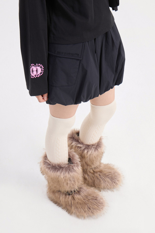 볼륨 패딩 미니 스커트(블랙)는 여성들을 위한 캐주얼 스타일의 겨울철 필수 아이템입니다. 톡톡한 두께감과 부드러운 촉감의 나일론, 스판덱스 혼방 소재로 제작되어 편안한 착용감을 선사합니다. A라인 핏과 볼륨감 있는 실루엣이 다리 라인을 더욱 돋보이게 하며, 허리 밴딩과 아웃포켓, 자수 디테일로 포인트를 더했습니다. 데이트룩, 모임룩, 미니멀, 클래식 등 다양한 스타일 연출이 가능하며 옆 라인 지퍼로 편안하게 착용할 수 있습니다. 무지 디자인의 블랙 컬러로 어떤 상의와도 쉽게 매치하여 스타일리시한 룩을 완성해 보세요.
