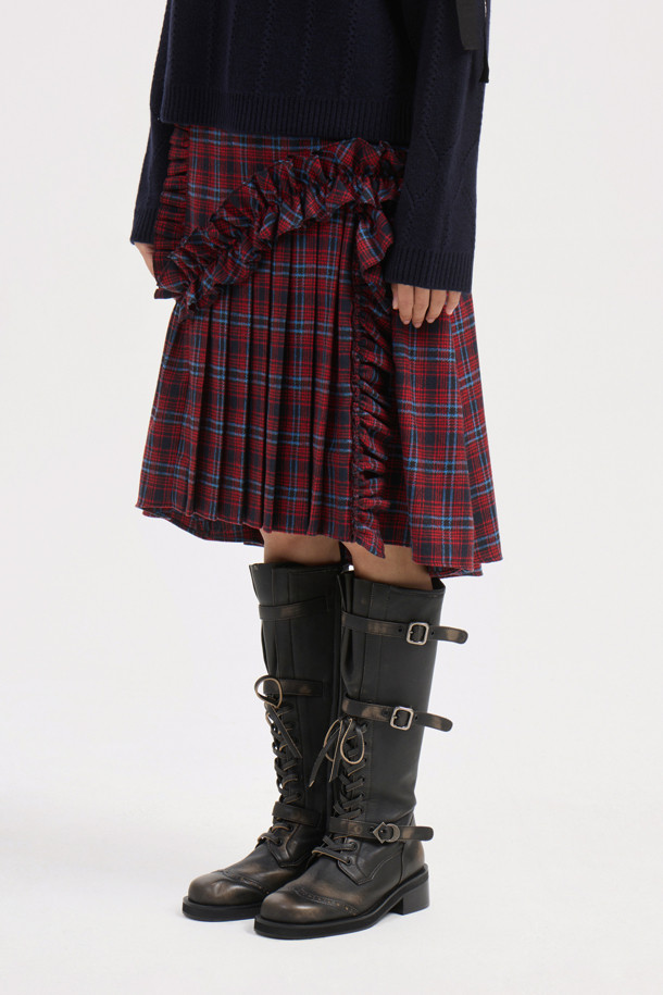 클래식한 매력의 Check Wrinkle 미디 스커트(레드)를 소개합니다. 울 소재로 제작되어 가을, 겨울 시즌에 따뜻하게 착용할 수 있으며, A라인 핏과 플리츠, 셔링 및 주름 디테일이 여성스러운 실루엣을 연출합니다. 체크 패턴과 두께감 있는 소재는 클래식하면서도 세련된 스타일을 완성하며, 미디 기장으로 다양한 TPO에 활용 가능합니다. 오피스룩, 모임룩, 데이트룩 등 격식 있는 자리에도 잘 어울리는 아이템입니다. 옆 지퍼 디테일로 편안한 착용감을 선사합니다.
