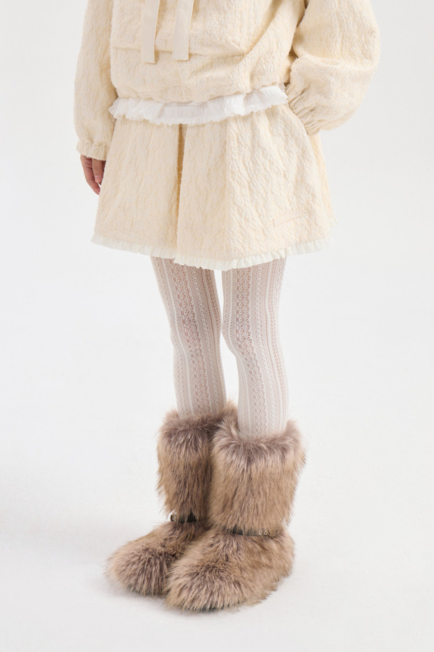 프릴 포인트 헤링본 미디 스커트 (아이보리)는 여성스러운 실루엣을 연출하는 스커트입니다. 울 소재로 제작되어 가을과 겨울에 따뜻하게 착용할 수 있으며, 두꺼운 두께감으로 포근한 착용감을 선사합니다. 클래식하고 유니크한 헤링본 패턴에 A라인 핏으로 다리 라인을 더욱 아름답게 강조합니다. 밑단 러플 배색, 턱 셔링 디테일, 레터링 자수, 옆 지퍼 여밈 디자인이 돋보이며, 오피스룩, 모임룩, 데이트룩 등 다양한 TPO에 활용 가능합니다. 클래식, 미니멀, 시크 스타일을 즐기는 분들께 추천합니다.
