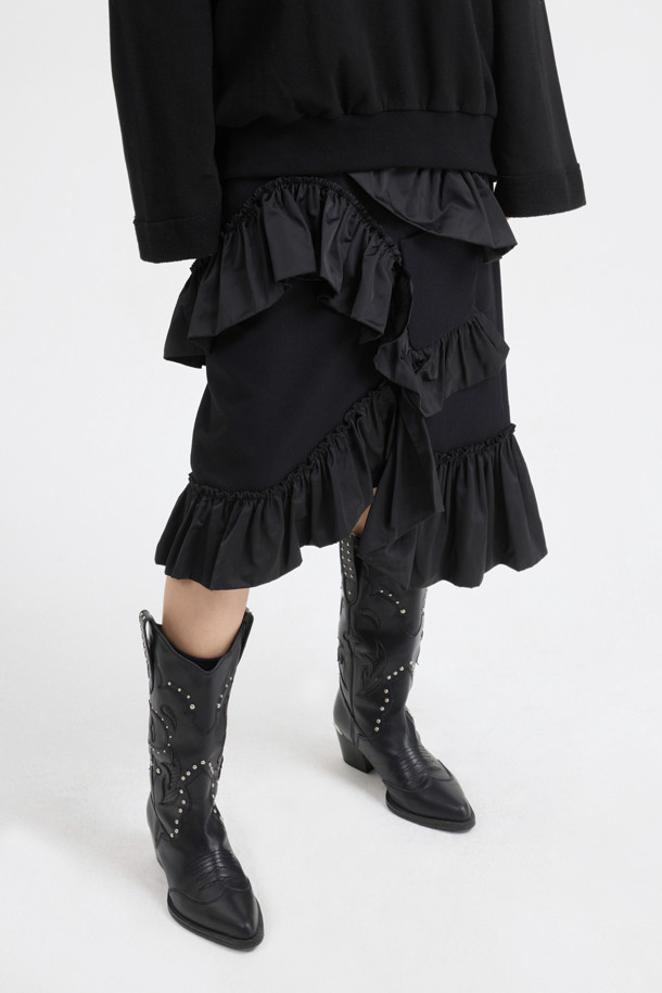 [Atelier] 프릴 포인트 미디 스커트 (블랙)는 울 소재로 제작되어 부드러운 촉감과 따뜻함을 선사합니다. H라인의 슬림핏으로 클래식하면서도 우아한 스타일을 연출하며, 두꺼운 두께감으로 가을, 겨울 시즌에 적합합니다. 언밸런스 프릴과 아웃포켓 디테일이 돋보이며, 뒷중심 지퍼로 간편하게 착용할 수 있습니다. 무지 디자인에 프릴 덧장 디테일이 더해져 세련된 포인트를 더하며, 오피스룩, 모임룩, 겨울 데일리룩 등 다양한 TPO에 활용 가능합니다. 미니멀하고 시크한 스타일을 즐기는 여성분들께 추천합니다.
