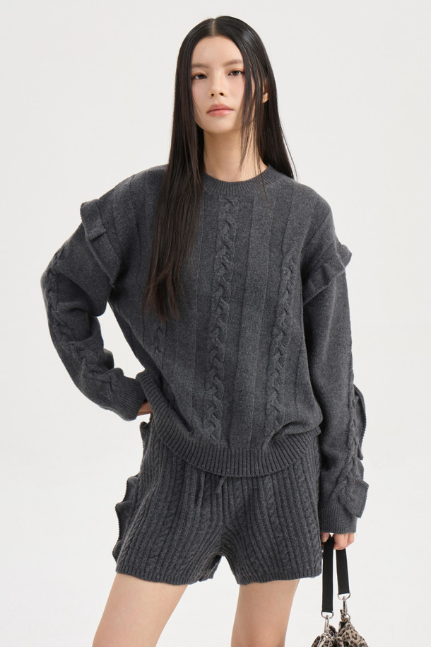 엔트리 사이드 프릴 니트 쇼츠 (멜란지 그레이)는 여성 의류로, 가을과 겨울에 어울리는 캐주얼 스타일의 니트 쇼츠입니다. 울 혼방 소재로 제작되어 부드러운 촉감과 두꺼운 두께감으로 따뜻함을 선사하며, 허리 이밴딩 처리로 편안한 착용감을 제공합니다. 숏 기장에 멜란지 그레이 컬러, 케이블과 스트라이프 패턴의 조화가 유니크한 분위기를 연출하며, 립 조직과 케이블 조직, 프릴 디테일이 돋보입니다. 집콕룩, 겨울 데일리룩, 산책룩 등 다양한 상황에서 캐주얼, 클래식, 미니멀 스타일로 활용하기 좋습니다.
