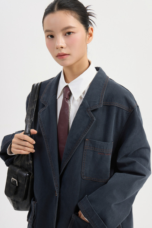 다크 그레이 컬러의 Pocket Point 워싱 데님 재킷입니다. 캐주얼 및 스트릿 스타일을 즐기는 분들께 적합하며, 봄, 가을 시즌에 활용하기 좋습니다. 오버핏으로 제작되어 편안한 착용감을 선사하며, 워싱 가공과 빅 아웃포켓, 턱 디테일이 특징입니다. 데이트룩이나 쇼핑룩에 코디하여 개성 있는 스타일을 연출해보세요. 긴 소매와 버튼 여밈 방식의 레귤러 기장 디자인입니다.
