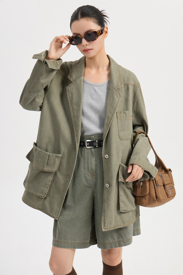 워싱 데님 백 밴딩 쇼츠 (khaki)는 캐주얼한 스타일을 연출하기 좋은 데님 숏팬츠입니다. 봄, 여름 시즌에 적합하며, 유니섹스 디자인으로 누구나 편안하게 착용할 수 있습니다. 톤 다운된 카키 컬러에 무지 패턴으로 어떤 상의와도 잘 어울립니다. 뒷밴딩 처리로 편안한 착용감을 제공하며, 앞 중심 지퍼와 로고 캔톤 장식, 앞 턱 디테일이 더해져 밋밋함을 덜었습니다. 동네 마실룩, 여행룩, 휴가룩 등 다양한 TPO에 활용하여 개성 있는 스타일을 완성해보세요.
