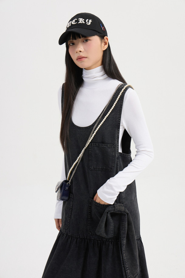 [Re-Order] 레이어드 데님 롱 드레스 (블랙)는 캐주얼, 클래식, 미니멀 스타일을 아우르는 여성 데님 원피스입니다. 봄, 가을에 어울리는 두꺼운 두께감의 블랙 컬러 무지 데님 소재로, 뻣뻣한 촉감이 특징입니다. A라인 핏의 맥시 기장으로, 스퀘어넥과 민소매 디자인이 시원한 느낌을 주며, 데이트룩과 쇼핑룩에 적합합니다. 뒷면 금속 지퍼, 로고 리벳 장식, 앞 포켓 리본 디테일, 허리 셔링 디테일이 더해져 밋밋함을 덜었습니다. 루즈핏으로 편안하면서도 세련된 스타일을 연출할 수 있습니다.
