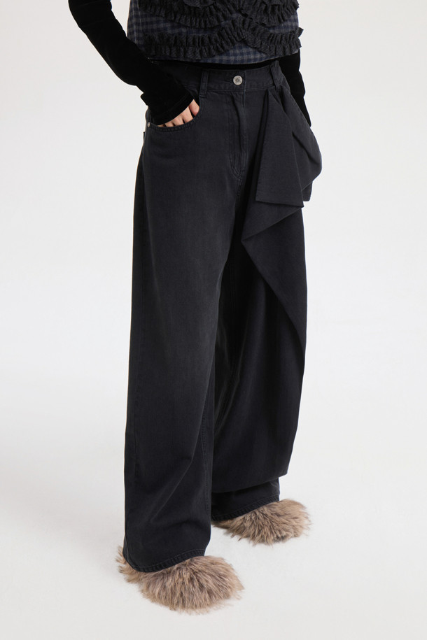 [Re-Order] [아뜰리에] 리본 포인트 데님 팬츠는 여성들을 위한 캐주얼 스타일의 블랙 데님 팬츠입니다. 사계절 내내 착용 가능하며, 맥시 기장의 와이드핏으로 편안함을 선사합니다. 허리 부분의 리본 포인트가 돋보이며, 앞중심 지퍼와 로고 캔톤, 리벳, 뒷포켓 자수 디테일이 더해져 디자인의 완성도를 높였습니다. 데이트룩, 모임룩 등 다양한 TPO에 활용 가능하며, 미니멀, 클래식 스타일을 즐겨 입는 분들께 추천합니다. 이염에 주의하여 관리해주세요.
