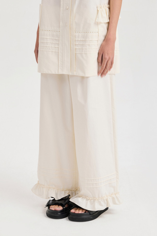 부드러운 면 소재의 Hem Frill Point Back Banding Pants (아이보리)는 편안한 착용감을 선사하는 여성 와이드 팬츠입니다. 밑단 프릴과 핀턱 디테일이 여성스러운 무드를 더하며, 바이오 워싱 가공으로 자연스러운 핏을 연출합니다. 뒷밴딩과 루즈핏으로 활동성을 높였으며, 봄, 여름 시즌 캐주얼룩에 활용하기 좋습니다.
