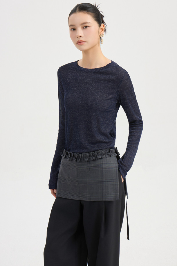 체크 레이어드 탈부착 팬츠 (다크 그레이)는 유니크하고 스마트 캐주얼 스타일을 선호하는 분들을 위한 바지입니다. 일자핏 맥시 기장으로, 탈부착 가능한 덧장 미니스커트와 러플 디테일이 특징입니다. 앞 중심 지퍼와 스냅 여밈으로 편안한 착용감을 제공하며, 폴리 및 울 혼방 소재로 제작되었습니다. 다크 그레이 컬러의 체크 패턴이 돋보이며, 동일 소재 자켓과 함께 코디하여 클래식, 미니멀, 시크한 스타일을 연출할 수 있습니다. 데이트룩, 모임룩, 카페룩 등 다양한 TPO에 활용하기 좋습니다.
