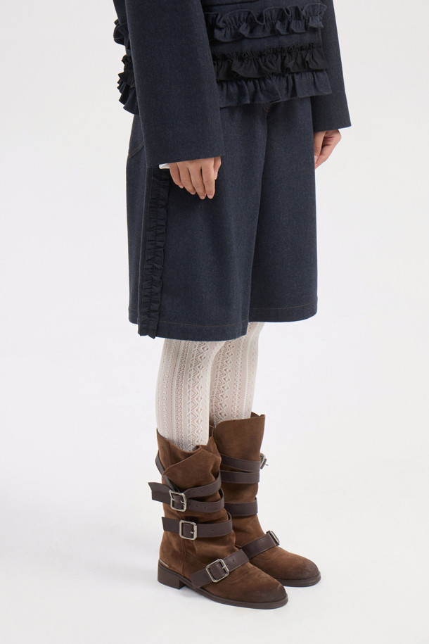 프릴 포인트 버뮤다 쇼츠 (네이비)는 여성 의류로, 캐주얼, 미니멀, 클래식 스타일을 선호하는 분들에게 적합합니다. 데이트룩, 여행룩에 어울리는 세미 A라인 핏의 반바지로, 울 소재 특유의 고급스러운 분위기를 연출합니다. 네이비 컬러에 프릴 디테일이 더해져 여성스러운 포인트를 주며, 앞 중심 지퍼로 편안하게 착용할 수 있습니다. 데님라이크 울 혼방 소재로 제작되었으며, 필링 및 이염에 주의하여 관리해야 합니다.
