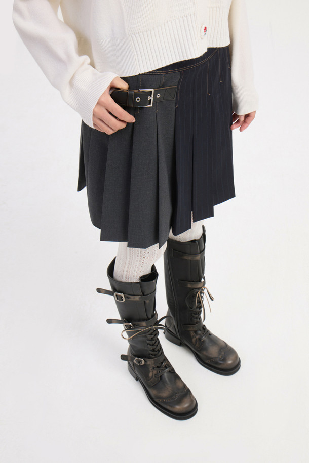 Color Mix 플리츠 쇼츠 (멀티 컬러)는 봄, 여름 시즌 우아하고 세련된 스타일을 연출하는 여성용 숏팬츠입니다. 멀티 컬러 스트라이프 패턴과 A라인 핏으로 경쾌하고 시원한 분위기를 자아냅니다. 휴가룩, 리조트룩, 바캉스룩에 적합하며, 클래식, 미니멀 스타일을 즐기는 분들께 추천합니다. 주름 디테일과 비죠 장식이 더해져 섬세함을 더했습니다. 세미 핏으로 편안하게 착용 가능하며, 일상에서도 멋스럽게 연출할 수 있습니다.
