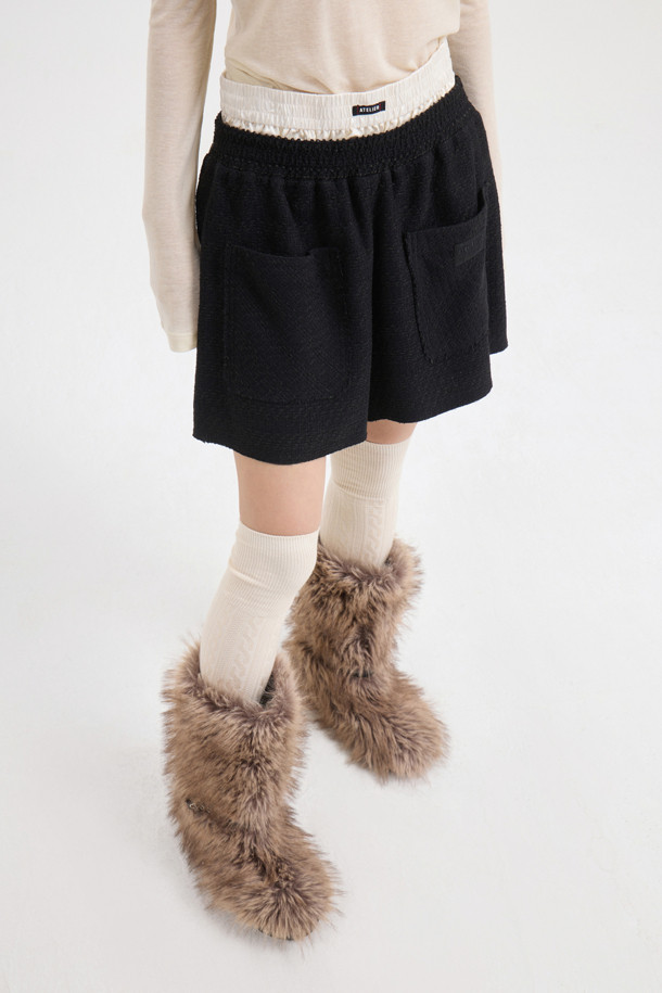 [Atelier] 오비 포인트 밴딩 트위드 쇼츠 (블랙)는 여성스러운 실루엣을 연출하는 숏팬츠입니다. 클래식하고 유니크한 스타일을 원하는 분들께 추천하며, 봄, 여름 시즌에 착용하기 좋습니다. 세미 A라인 핏과 중간 두께감의 트위드 소재로 제작되어 편안하면서도 고급스러운 분위기를 자아냅니다. 이중 오비 디테일과 앞 포켓, 아틀리에 자수 및 라벨 디테일이 섬세함을 더합니다. 데이트룩, 카페룩, 모임룩 등 다양한 TPO에 활용하여 클래식, 미니멀, 시크한 스타일을 완성해보세요.
