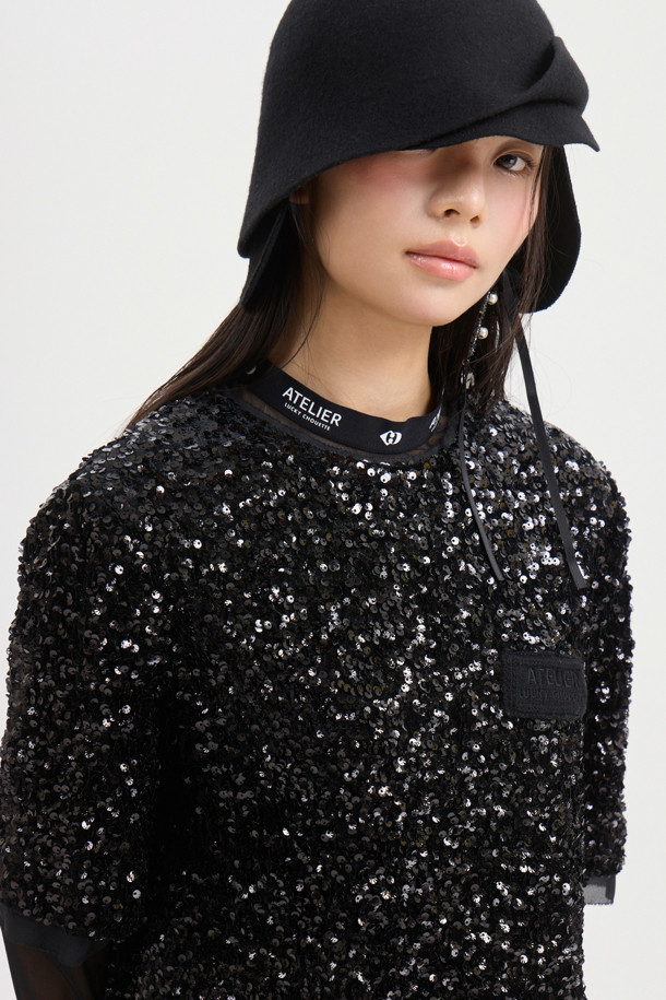 [Atelier] 스팽글 하프 슬리브 블라우스 (블랙)는 여성 의류 상의, 블라우스 카테고리에 속합니다. 클래식하고 유니크한 스타일을 연출하며, 사계절 내내 착용 가능합니다. 벨벳 소재에 실버 스팽글 장식이 더해져 화려함을 더하고, 뒤 단추 여밈과 가슴 니트 장식이 특징입니다. 일자핏 크롭 기장의 반소매 블라우스로, 데이트룩, 파티룩, 연말 모임룩은 물론 시크하고 미니멀한 스타일을 완성합니다. 안감은 스트레치 소재로 편안한 착용감을 선사합니다.
