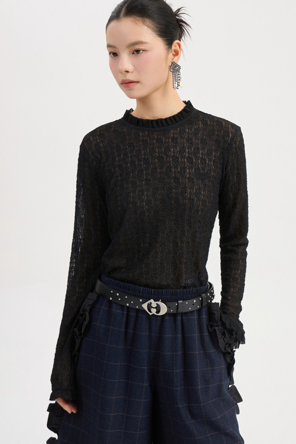 프릴 레이스 긴소매 티셔츠 (블랙)는 여성스러운 무드를 연출하는 블랙 컬러의 티셔츠입니다. 은은하게 비치는 레이스 소재와 프릴 디테일이 더해져 클래식하면서도 로맨틱한 스타일을 완성합니다. 슬림핏 디자인으로 자연스러운 실루엣을 연출하며, 신축성 있는 소재로 편안한 착용감을 선사합니다. 봄, 가을 시즌에 데이트룩, 카페룩, 모임룩 등 다양한 TPO에 활용하기 좋으며, 레이어드하여 더욱 다채로운 스타일링이 가능합니다. 라운드넥에 긴소매 디자인으로, 부드러운 촉감의 얇은 두께감으로 제작되었습니다.
