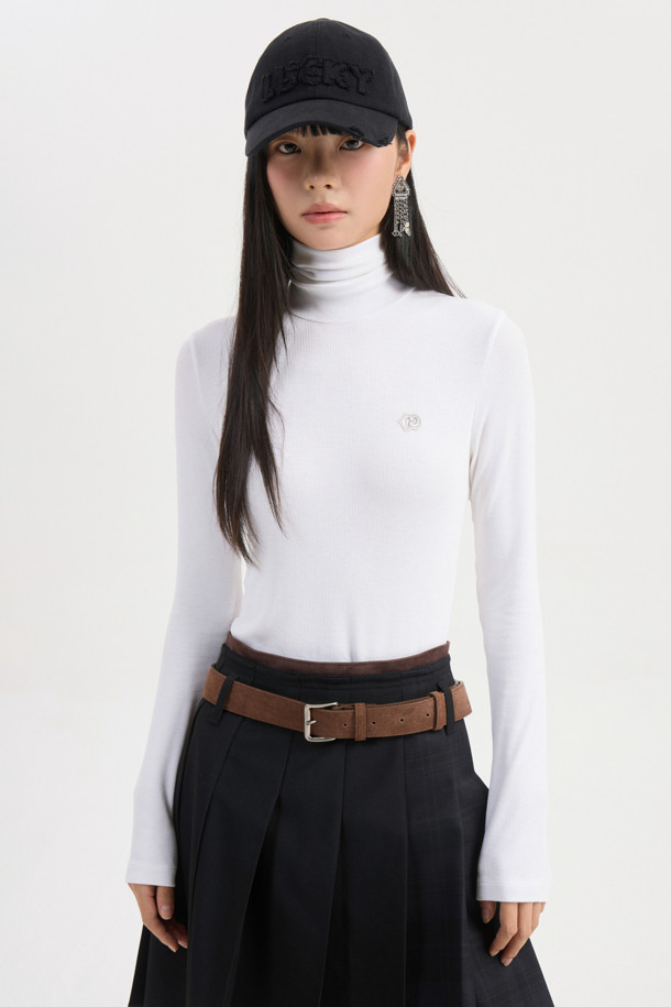 골지 터틀넥 긴소매 티셔츠 (화이트)는 가을, 겨울 시즌에 활용하기 좋은 상의입니다. 슬림핏으로 제작되어 깔끔한 실루엣을 연출하며, 신축성 좋은 소재로 편안한 착용감을 선사합니다. 베이직하고 캐주얼한 스타일로 다양한 룩에 매치하기 좋으며, 왼쪽 가슴 엠블럼 자수가 포인트입니다. 이너용으로 또는 레이어드하여 겨울 데일리룩, 출근룩, 오피스룩 등 다양한 TPO에 맞춰 미니멀, 클래식, 캐주얼 스타일을 연출할 수 있습니다.
