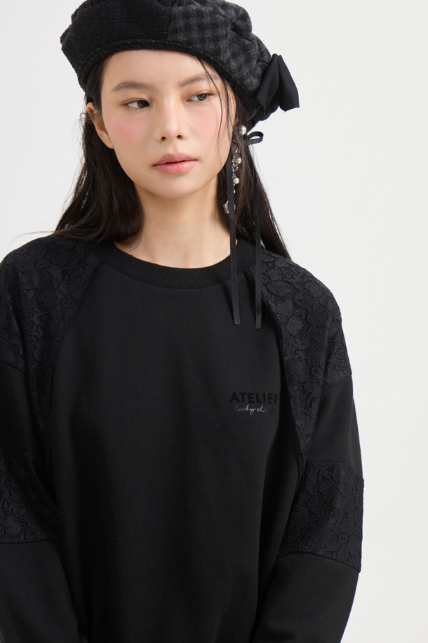 [Atelier] 레이스 패치 루즈핏 스웨트 티셔츠 (블랙)는 캐주얼하면서도 페미닌한 스타일을 연출하는 여성 의류입니다. 부드러운 져지 소재와 레이스 패치워크 디테일이 돋보이며, 라운드넥과 긴 소매 디자인으로 편안한 착용감을 선사합니다. 일상 룩, 특히 데이트룩에 적합하며 루즈핏으로 활동성을 높였습니다. 가슴 부분의 아틀리에 프린트가 특징이며, 진한 컬러 특성상 이염에 유의하여 착용해야 합니다.
