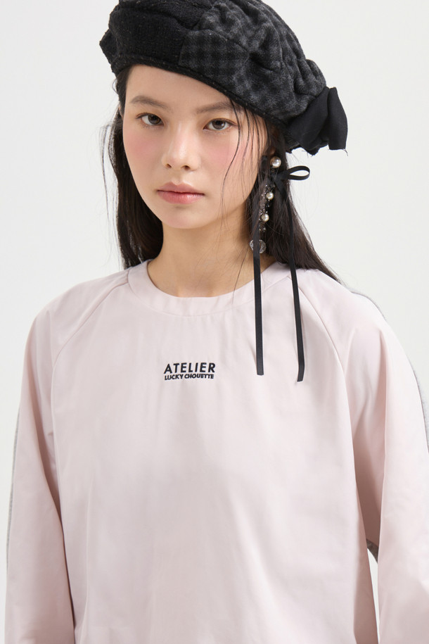 [Atelier] 우븐 믹스 롱 슬리브 티셔츠 (라이트 핑크)는 여성스러운 무드의 티셔츠입니다. 우븐과 미니 쮸리 소재를 혼방하여 바스락거리는 촉감과 은은한 광택감을 선사합니다. 라운드넥에 루즈핏으로 편안하게 착용 가능하며, 앞 중심의 아틀리에 자수 로고가 포인트입니다. 데이트룩이나 카페룩에 잘 어울리는 캐주얼, 스마트 캐주얼 스타일의 아이템으로, 봄, 가을에 활용하기 좋습니다. 블라우스처럼 여성스러운 분위기를 연출해보세요.
