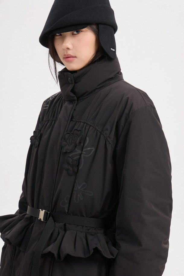 [Atelier] 옵션 벨트 다운 점퍼 (블랙)는 겨울철 여성의 우아함과 캐주얼함을 동시에 만족시키는 아우터입니다. 부드러운 나일론 소재와 두꺼운 두께감으로 따뜻함을 선사하며, 오버핏 디자인과 셔링, 패치워크, 러플 디테일이 페미닌한 무드를 더합니다. 옵션 벨트와 스트링 조절 기능으로 다양한 스타일 연출이 가능하며, 구스다운 충전재로 보온성을 극대화했습니다. 출근룩과 모임룩은 물론 미니멀, 클래식 스타일까지 소화 가능한 활용도 높은 벨티드 다운 점퍼입니다.
