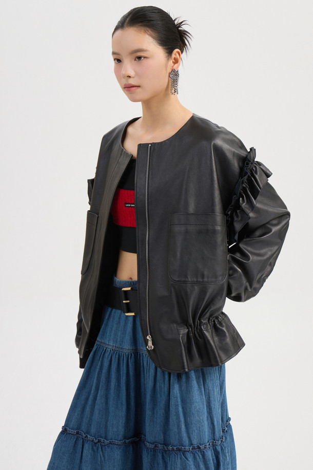 [Re-Order] [아뜰리에] 프릴 리얼 레더 점퍼 (블랙)는 부드러운 나파 양가죽 소재의 여성 점퍼입니다. 캐주얼과 페미닌 무드를 동시에 연출하며, 봄, 가을에 활용하기 좋습니다. 허리 스트링으로 핏 조절이 가능하며, 프릴 디테일이 여성스러운 포인트를 더합니다. 블랙 컬러의 무지 디자인으로 미니멀, 클래식한 스타일을 즐길 수 있으며, ATELIER 로고 패턴 안감이 고급스러움을 더합니다. 데이트룩, 모임룩에 적합한 아이템입니다.
