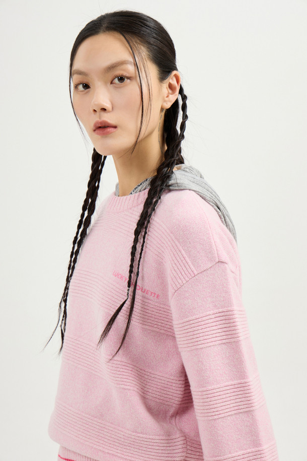 LUCKY CHOUETTE - 스웨터 - Sleeve Emblem Printed Kni Pullover (light pink)