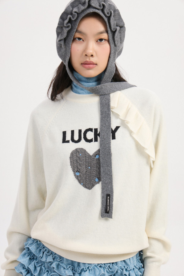 럭키 포인트 프릴 니트 풀오버 (아이보리)는 여성스러운 무드를 연출하는 상의입니다. 부드러운 울, 캐시미어, 나일론 혼방 소재로 제작되어 따뜻하고 포근한 착용감을 선사하며, 라운드넥과 래글런 소매 디자인으로 편안한 핏을 제공합니다. 특히, 프릴 디테일과 자수 장식이 더해져 로맨틱한 분위기를 강조하며, 케이블, 하트, 플라워 패턴이 돋보입니다. 데이트룩, 모임룩과 같은 특별한 날은 물론, 캐주얼 스타일로도 활용 가능하며, 가을, 겨울 시즌에 두꺼운 두께감으로 따뜻하게 입을 수 있습니다.
