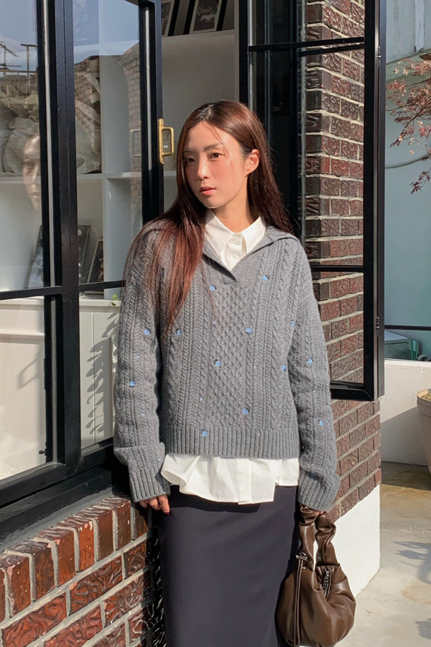 멜란지 그레이 컬러의 케이블 자수 카라 니트 풀오버입니다. 울, 캐시미어, 나일론 혼방 소재로 제작되어 부드러운 촉감과 두꺼운 두께감으로 따뜻하게 착용할 수 있습니다. 클래식한 무드와 루즈핏 디자인으로 편안하면서도 세련된 스타일을 연출하며, 노치넥과 긴 소매, 플라워 자수 디테일이 포인트입니다. 출근룩, 오피스룩, 모임룩 등 다양한 TPO에 활용 가능하며, 미니멀하고 클래식한 스타일을 선호하는 여성분들께 추천합니다.
