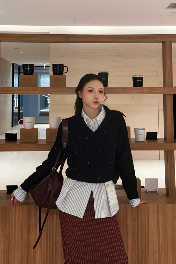 케이블 자수 카라 니트 풀오버 (다크 네이비)는 울, 캐시미어, 나일론 혼방 소재로 제작되어 부드러운 촉감과 뛰어난 보온성을 자랑하는 여성 니트입니다. 클래식한 무드와 루즈핏 디자인으로 편안하면서도 세련된 스타일을 연출하며, 가을, 겨울 시즌에 활용하기 좋습니다. 빅사이즈 카라와 플라워 모티브 자수 장식이 돋보이며, 노치넥 디자인으로 여성스러운 분위기를 더합니다. 데이트룩, 모임룩, 출근룩 등 다양한 TPO에 활용 가능한 아이템으로, 스커트와 함께 세련된 룩을 완성할 수 있습니다.
