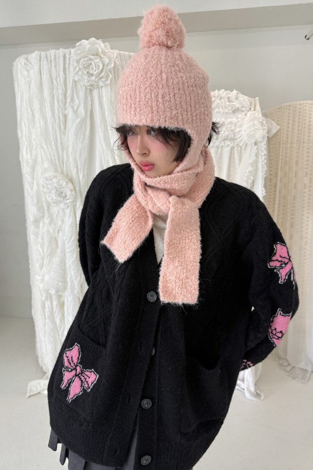 컬러 자카드 니트 가디건 (블랙)은 부드러운 울과 모헤어 혼방 소재로 제작되어 폭신한 촉감을 선사합니다. 힙 기장의 박시핏 디자인에 브이넥 라인으로 편안하면서도 세련된 스타일을 연출합니다. 긴 소매와 버튼 여밈, 포켓 디테일이 돋보이며, 배색 컬러감이 은은한 포인트를 더합니다. 가을, 겨울 시즌에 캐주얼, 클래식, 미니멀 스타일을 즐겨 입는 여성분들에게 모임룩, 출근룩으로 추천합니다. 가볍게 걸쳐 입기 좋아 간절기부터 겨울까지 폭넓게 활용 가능합니다.
