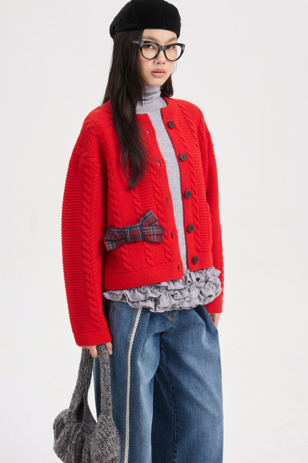 [Re-Order] 체크 리본 라운드 넥 니트 가디건 (레드)는 포근한 울 소재로 제작되어 가을, 겨울 시즌에 따뜻하게 착용하기 좋은 여성 니트 가디건입니다. 체크 패턴과 리본 장식이 걸리시한 무드를 더하며, 라운드 넥과 긴 소매 디자인으로 부드러운 촉감을 선사합니다. 넉넉한 루즈핏과 코쿠닝 실루엣으로 편안함을 강조하며, 데이트룩, 모임룩 등 다양한 TPO에 캐주얼, 클래식, 걸리시 스타일로 연출하기 좋습니다. 두꺼운 두께감의 케이블 조직 니트로 제작되어 따뜻함과 스타일을 동시에 잡았습니다.
