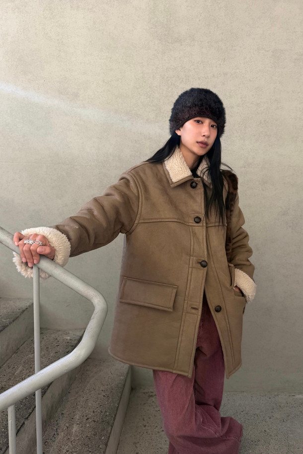 럭키슈에뜨 Chouetties (쇼티스) Fake Mustang (베이지)는 여성스러운 캐주얼 스타일을 연출하는 무스탕입니다. 스웨이드와 덤블 소재의 조화로 포근하고 부드러운 촉감을 선사하며, 두꺼운 두께감으로 따뜻하게 착용할 수 있습니다. 넉넉한 루즈핏과 스탠다드핏 디자인으로 편안한 착용감을 제공하며, 하프 기장으로 다양한 하의와 매치하기 좋습니다. 아웃포켓 디테일과 로고 엠보 포인트가 디자인의 포인트를 더하며, 가을과 겨울 시즌 데일리룩에 활용하기 좋습니다. 베이지 컬러는 미니멀하고 클래식한 분위기를 연출합니다.
