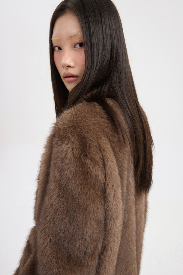 럭키슈에뜨의 슈에티스 페이크 퍼 재킷(브라운)은 출근룩, 오피스룩, 비즈니스 캐주얼에 어울리는 아이템입니다. 클래식, 미니멀, 시크한 스타일을 연출하기에 적합하며, 부드러운 페이크 퍼 소재가 고급스러운 분위기를 더합니다. 브라운 컬러는 따뜻하고 세련된 느낌을 주어 다양한 옷차림에 코디하기 좋습니다. 럭키슈에뜨만의 감각적인 디자인으로, 겨울철 스타일링에 포인트를 더해보세요. 페이크 퍼 재킷으로 시크하고 따뜻한 겨울을 완성하세요.
