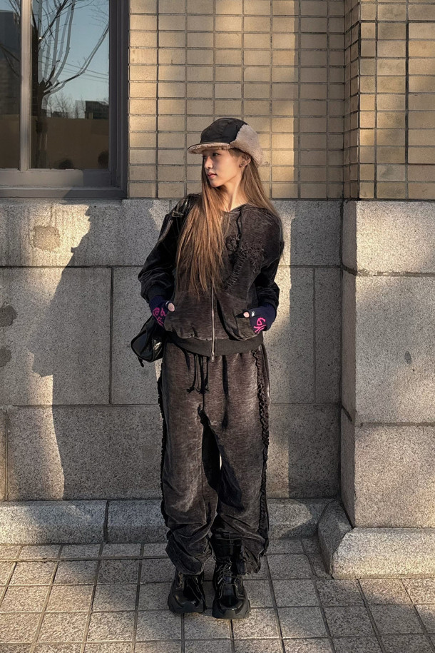 [Re-Order] 럭키슈에뜨_프릴 포인트 벨벳 롱 팬츠 (다크 그레이)는 부드러운 촉감의 벨벳 소재로 제작되어 가을, 겨울 시즌에 따뜻하게 착용하기 좋은 여성용 와이드 핏 긴 바지입니다. 허리 스트링과 사이드 러플 디테일이 캐주얼하면서도 여성스러운 분위기를 더하며, 루즈핏과 맥시 기장으로 편안함을 선사합니다. 집콕룩, 산책룩 등 편안한 일상에 잘 어울리며, 캐주얼, 미니멀, 클래식 스타일을 즐겨 입는 분들께 추천합니다. 세트 상품으로도 구매 가능합니다.
