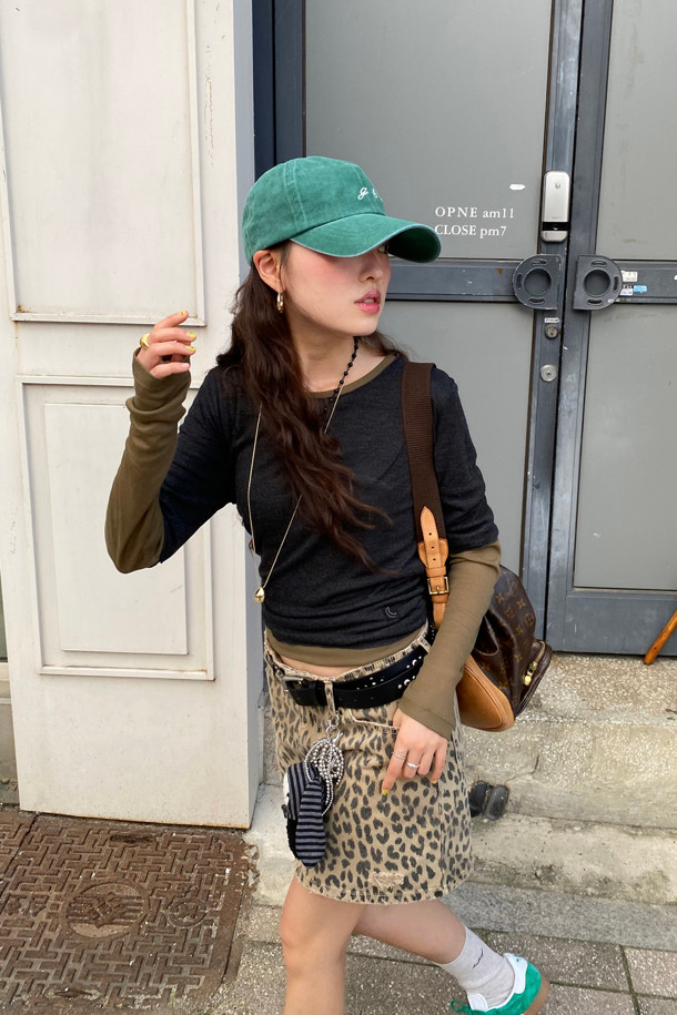 LUCKY CHOUETTE (럭키슈에뜨)의 Chouetties 레이어드 긴팔 티셔츠 (다크 그레이)입니다. 부드러운 레이온과 폴리에스터 혼방 소재로 제작되어 얇고 편안한 착용감을 선사합니다. 슬림핏 라운드넥 디자인에 언밸런스 기장감과 럭키 크레센트 문 와펜 자수 디테일이 특징입니다. 간절기에는 단독으로, 겨울철에는 레이어드하여 데이트룩이나 데일리룩으로 활용하기 좋습니다. 캐주얼, 미니멀 스타일을 즐겨 입는 여성분들께 추천합니다.
