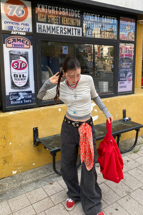 럭키 슈에뜨(LUCKY CHOUETTE)의 Chouetties 레이어링 긴소매 티셔츠(아이보리)입니다. 부드러운 촉감의 레이온과 폴리에스터 혼방 소재로 제작되었으며, 봄, 가을에 착용하기 좋습니다. 슬림핏의 라운드넥 디자인으로, 캐주얼하고 미니멀한 스타일을 연출합니다. 언밸런스 기장과 레이어드 디자인이 특징이며, Lucky Crescent Moon 모티브 자수 디테일로 포인트를 더했습니다. 단독 또는 레이어드하여 데이트룩을 완성해보세요.
