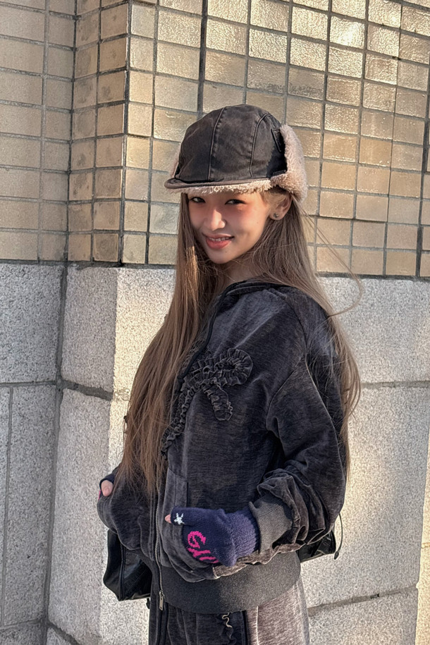 [Re-Order] 럭키슈에뜨_리본 포인트 벨벳 후드 점퍼 (다크 그레이)는 부드러운 벨벳 소재와 루즈핏으로 편안한 착용감을 선사하는 여성 후드 점퍼입니다. 캐주얼하고 미니멀한 스타일을 연출하며, 가을과 겨울에 따뜻하게 입을 수 있습니다. 다크 그레이 컬러에 무지 패턴으로 어떤 옷에도 잘 어울리며, 리본 자수 디테일과 시보리 밑단, 볼륨감 있는 실루엣이 특징입니다. 투웨이 지퍼로 편의성을 높였으며, 캠핑룩이나 산책룩 등 다양한 TPO에 활용 가능합니다. 두꺼운 두께감으로 보온성을 더했습니다.
