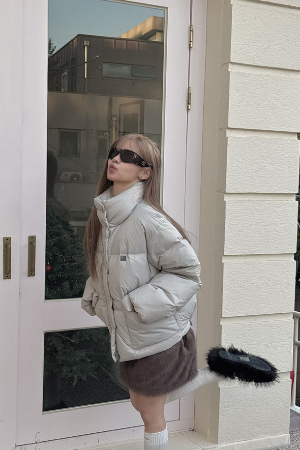 럭키슈에뜨 크롭 덕다운 점퍼는 캐주얼, 빈티지 스타일을 즐기는 분들을 위한 겨울철 필수 아이템입니다. 라이트 베이지 컬러의 무지 디자인으로 어떤 스타일에도 쉽게 매치할 수 있으며, 여행룩, 캠핑룩, 미니멀, 고프코어 스타일 연출에도 적합합니다. 덕다운(솜털 80%, 깃털 20%) 충전재(240g)와 두꺼운 두께감으로 보온성을 높였으며, 루즈핏 크롭 기장으로 트렌디함을 더했습니다. 빅 아웃포켓, 금속 지퍼, 럭키 크레센트 문 모티브 와펜 디테일이 돋보이며, 은은한 광택감이 고급스러운 분위기를 자아내는 긴소매 점퍼입니다.
