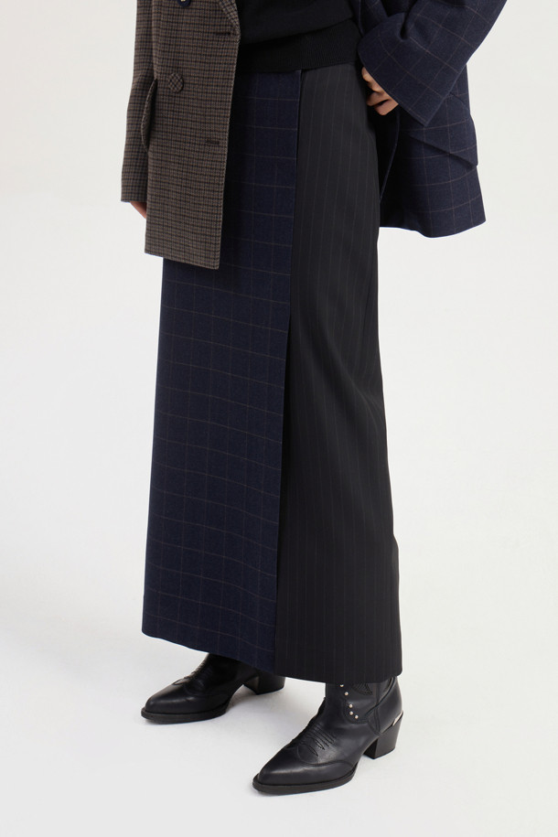 체크 스트라이프 믹스 H라인 롱 스커트 (네이비)는 클래식한 무드의 여성 롱스커트입니다. 데이트룩, 모임룩에 어울리는 디자인으로, 봄, 가을에 착용하기 좋습니다. H라인 핏에 체크와 스트라이프 패턴이 믹스되어 세련된 느낌을 줍니다. 허리 프릴 디테일과 옆 지퍼, 밑단 트임으로 활동성을 더했습니다. 블랙, 네이비, 화이트 등 다양한 색상의 상의와 매치하여 미니멀, 캐주얼 스타일을 연출해보세요.
