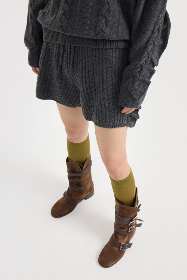 엔트리 사이드 프릴 니트 쇼츠 (멜란지 그레이)는 여성 의류로, 가을과 겨울에 어울리는 캐주얼 스타일의 니트 쇼츠입니다. 울 혼방 소재로 제작되어 부드러운 촉감과 두꺼운 두께감으로 따뜻함을 선사하며, 허리 이밴딩 처리로 편안한 착용감을 제공합니다. 숏 기장에 멜란지 그레이 컬러, 케이블과 스트라이프 패턴의 조화가 유니크한 분위기를 연출하며, 립 조직과 케이블 조직, 프릴 디테일이 돋보입니다. 집콕룩, 겨울 데일리룩, 산책룩 등 다양한 상황에서 캐주얼, 클래식, 미니멀 스타일로 활용하기 좋습니다.
