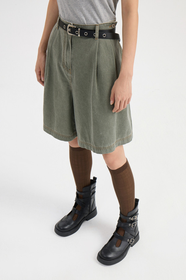 워싱 데님 백 밴딩 쇼츠 (khaki)는 캐주얼한 스타일을 연출하기 좋은 데님 숏팬츠입니다. 봄, 여름 시즌에 적합하며, 유니섹스 디자인으로 누구나 편안하게 착용할 수 있습니다. 톤 다운된 카키 컬러에 무지 패턴으로 어떤 상의와도 잘 어울립니다. 뒷밴딩 처리로 편안한 착용감을 제공하며, 앞 중심 지퍼와 로고 캔톤 장식, 앞 턱 디테일이 더해져 밋밋함을 덜었습니다. 동네 마실룩, 여행룩, 휴가룩 등 다양한 TPO에 활용하여 개성 있는 스타일을 완성해보세요.
