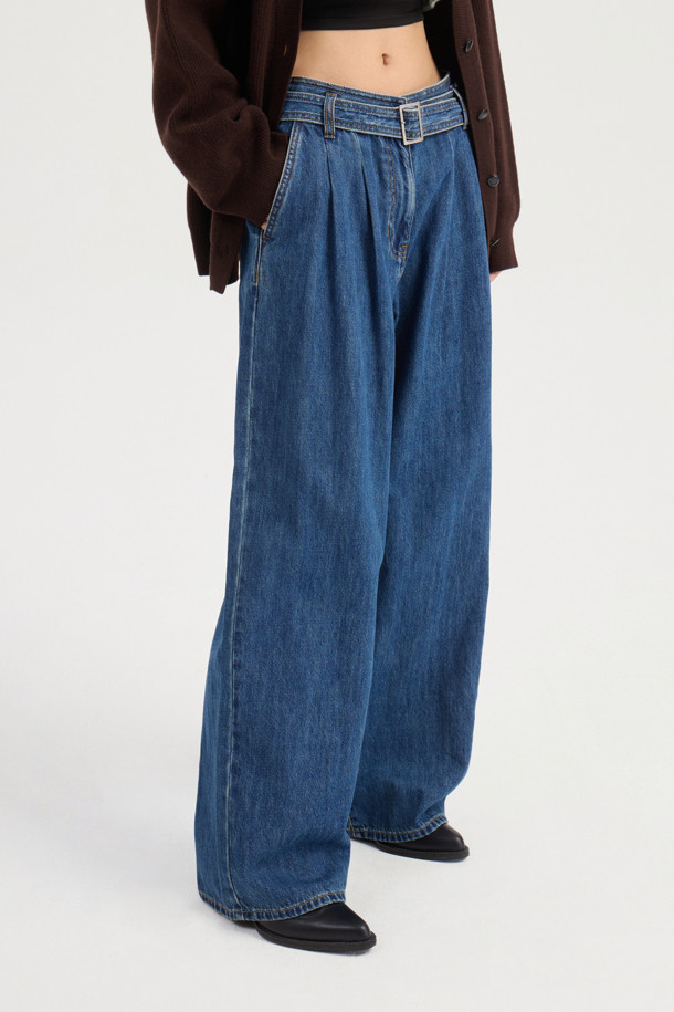 와이드 데님 팬츠 (With Belt)는 여성 고객을 위한 캐주얼 및 스트릿 스타일의 바지입니다. 봄, 가을 계절에 적합하며, 일상용으로 착용하기 좋습니다. 루즈핏의 와이드 실루엣에 벨트가 포함되어 있어 다양한 스타일 연출이 용이합니다. 허리 턱 디테일과 럭키슈에뜨 로고 캔톤, 리벳 디테일이 돋보이며, 맥시 기장으로 다리가 길어 보이는 효과를 줍니다. 무지 디자인의 데님 소재로 제작되어 편안한 착용감을 선사합니다. 
