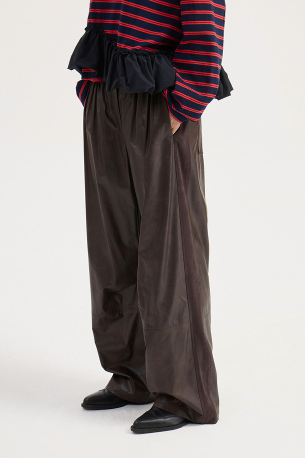 셔링 포인트 백 밴딩 페이크 레더 팬츠 (브라운)는 가을, 겨울 시즌 여성의 캐주얼, 시크, 미니멀 스타일을 완성하는 와이드 핏 가죽 팬츠입니다. 부드러운 촉감의 인조가죽 소재에 셔링 디테일과 뒷밴딩, 앞 중심 지퍼 디자인이 더해져 유니크하면서도 편안한 착용감을 제공합니다. 맥시 기장으로 다리 라인을 자연스럽게 커버하며, 브라운 컬러가 세련된 분위기를 연출합니다. 일상, 모임, 데이트 등 다양한 TPO에 활용하여 멋스러운 겨울 데일리룩을 연출해보세요. 루즈핏으로 편안함과 스타일을 동시에 잡았습니다.
