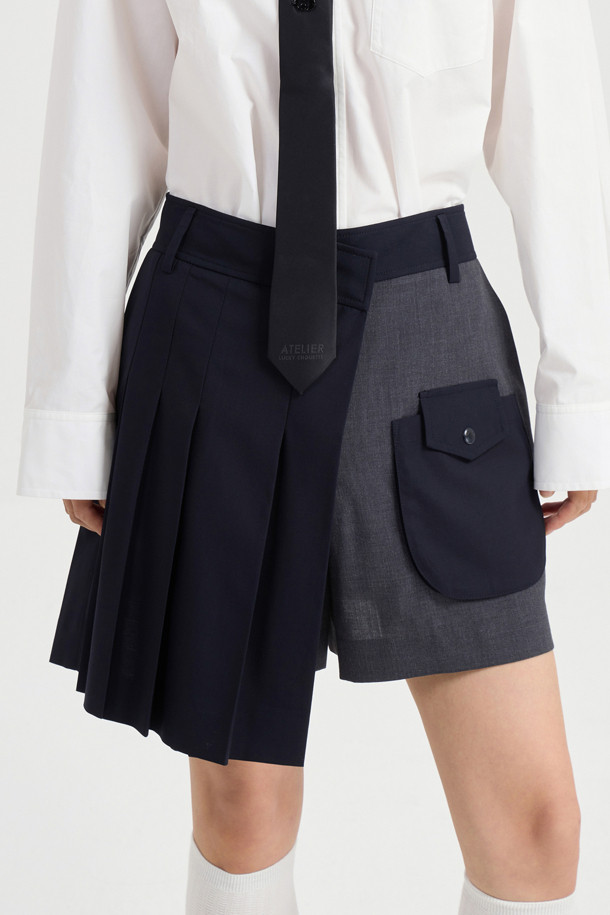 마테리얼 믹스 플리츠 쇼츠 (다크 네이비)는 유니크하면서도 클래식한 무드를 자아내는 여성 숏팬츠입니다. 부드러운 폴리에스터와 레이온 소재를 믹스하여 편안한 착용감을 선사하며, 무릎 위 기장의 A라인 핏으로 다리가 길어 보이는 효과를 줍니다. 스커트처럼 보이는 플리츠 디테일과 입체 포켓 디자인이 특징이며, 데이트룩, 카페룩, 모임룩 등 다양한 TPO에 맞춰 클래식, 미니멀, 걸리시 스타일을 연출할 수 있습니다. 간절기에 활용하기 좋은 아이템입니다.
