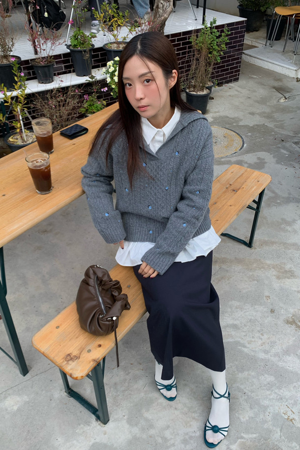 멜란지 그레이 컬러의 케이블 자수 카라 니트 풀오버입니다. 울, 캐시미어, 나일론 혼방 소재로 제작되어 부드러운 촉감과 두꺼운 두께감으로 따뜻하게 착용할 수 있습니다. 클래식한 무드와 루즈핏 디자인으로 편안하면서도 세련된 스타일을 연출하며, 노치넥과 긴 소매, 플라워 자수 디테일이 포인트입니다. 출근룩, 오피스룩, 모임룩 등 다양한 TPO에 활용 가능하며, 미니멀하고 클래식한 스타일을 선호하는 여성분들께 추천합니다.
