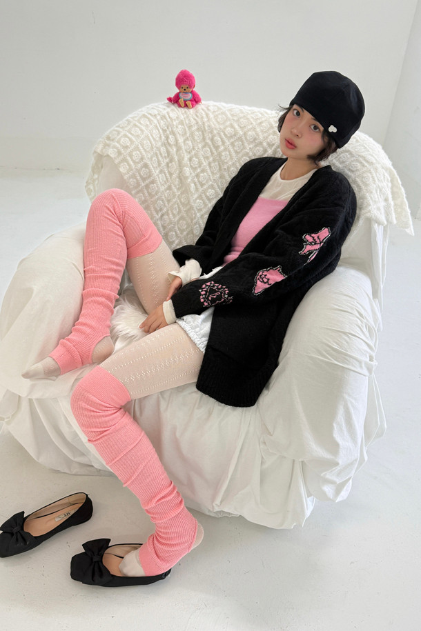 컬러 자카드 니트 가디건 (블랙)은 부드러운 울과 모헤어 혼방 소재로 제작되어 폭신한 촉감을 선사합니다. 힙 기장의 박시핏 디자인에 브이넥 라인으로 편안하면서도 세련된 스타일을 연출합니다. 긴 소매와 버튼 여밈, 포켓 디테일이 돋보이며, 배색 컬러감이 은은한 포인트를 더합니다. 가을, 겨울 시즌에 캐주얼, 클래식, 미니멀 스타일을 즐겨 입는 여성분들에게 모임룩, 출근룩으로 추천합니다. 가볍게 걸쳐 입기 좋아 간절기부터 겨울까지 폭넓게 활용 가능합니다.
